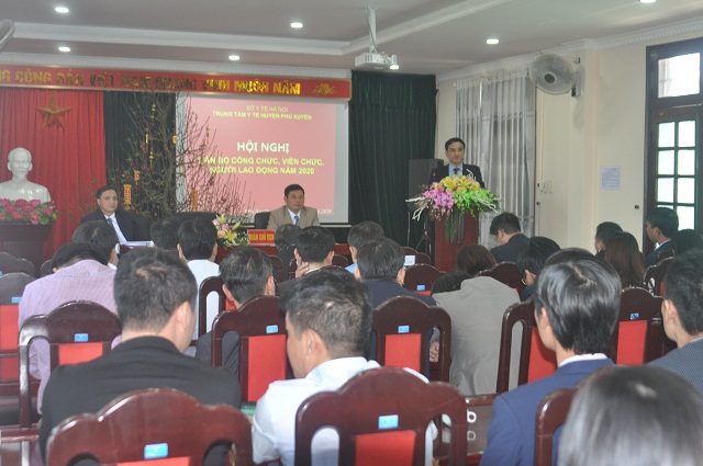 Đồng chí Tiêu Ngọc Chiến - Giám đốc TTYT huyện Phú Xuyên phát biểu tại hội nghị