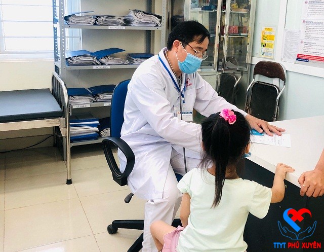 Trạm Y tế xã Tân Dân triển khai tiêm vắc xin Bại Liệt (IPV) cho trẻ (2)