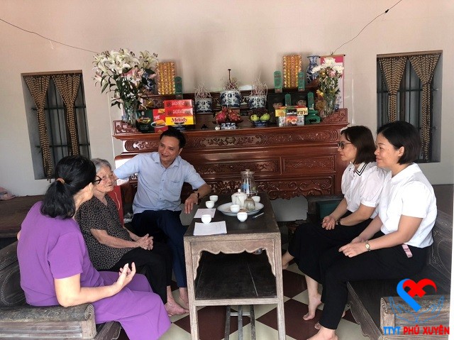 Trung tâm Y tế Phú Xuyên gặp mặt tri ân Mẹ Việt Nam anh hùng 2