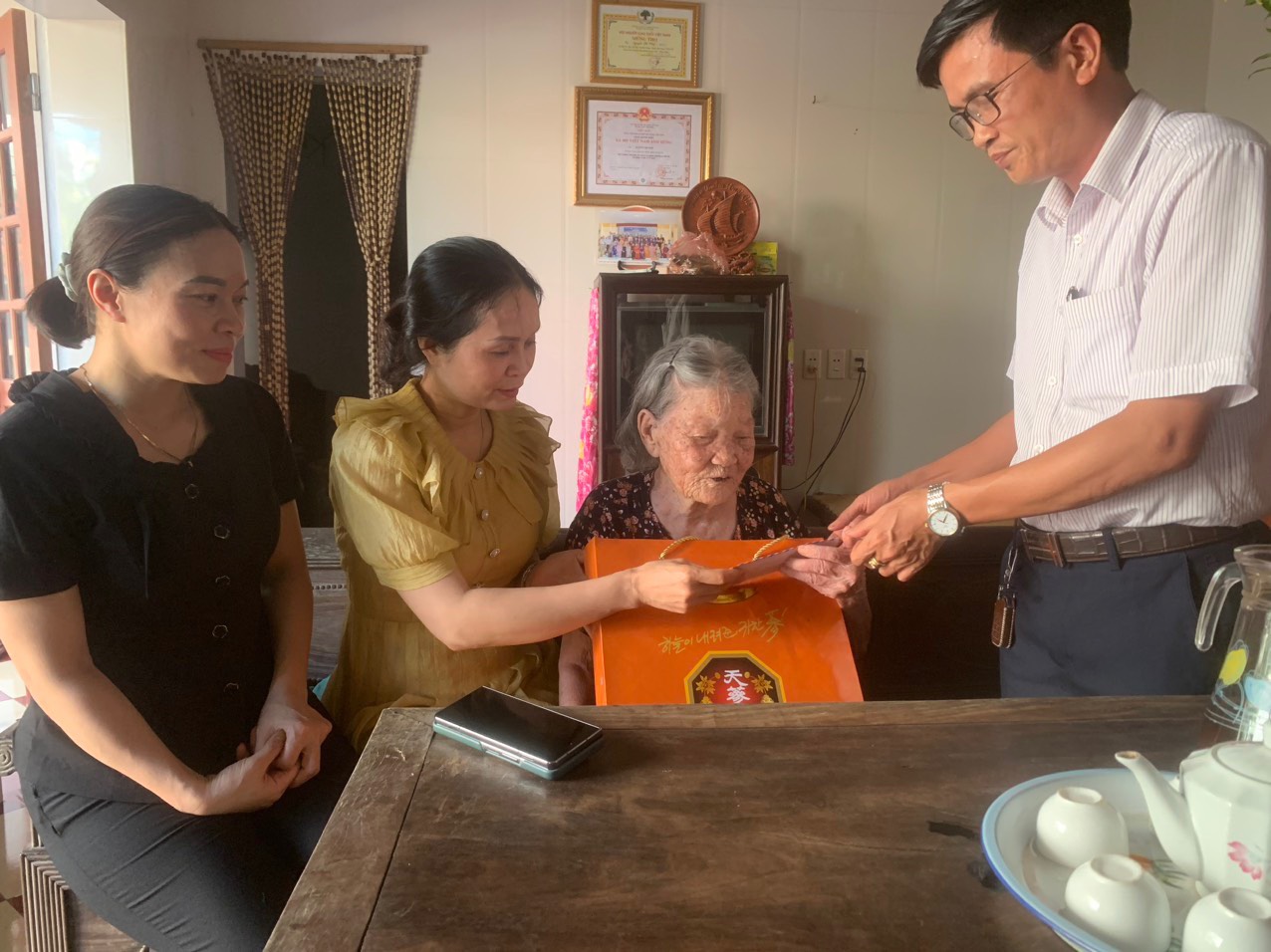 Trung tâm Y tế Phú Xuyên gặp mặt tri ân Mẹ Việt Nam anh hùng
