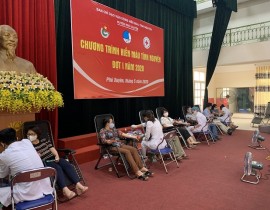 Cán bộ viên chức, người lao động Trung tâm Y tế Phú Xuyên tham gia hiến máu tình nguyện